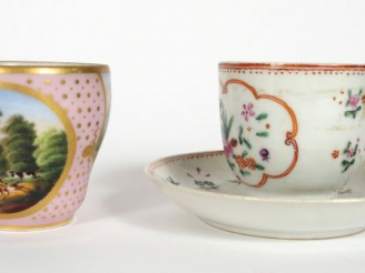 Vente aux enchères Tasse et sa sous-tasse XIXème en porcelaine, Chine famille rose (anse 