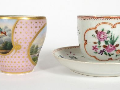 Tasse et sa sous-tasse XIXème en porcelaine, Chine famille rose (anse 