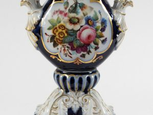 Vase à anses Napoléon III en porcelaine de Valentine, à décor dans des