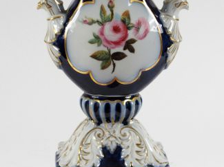 Vase à anses Napoléon III en porcelaine de Valentine, à décor dans des