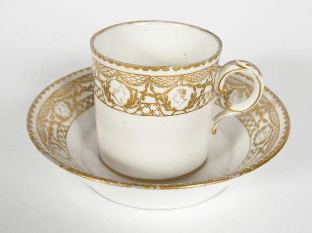 Tasse et sa sous-tasse fin XVIIIème début XIXème, à décor doré de fris