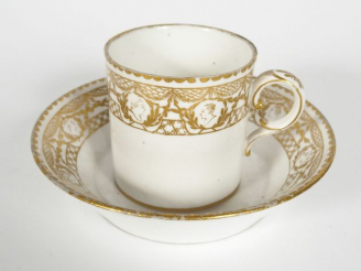 Vente aux enchères Tasse et sa sous-tasse fin XVIIIème début XIXème, à décor doré de fris