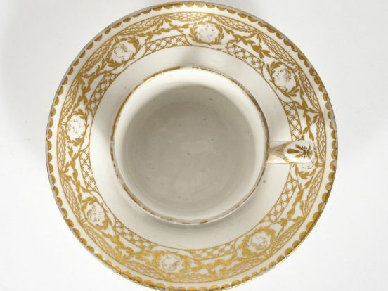 Tasse et sa sous-tasse fin XVIIIème début XIXème, à décor doré de fris