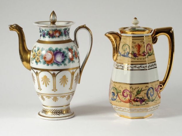 Deux différentes théières XIXème en porcelaine polychrome.