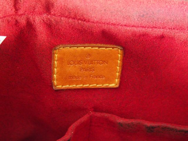 Louis VUITTON. Sac en cuir monogrammé (usé).