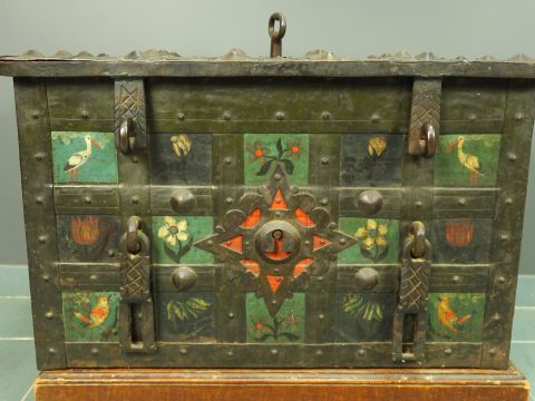 Coffre de marine XVIIème en fer à décor polychrome à décor de fleurs e