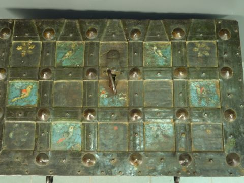 Coffre de marine XVIIème en fer à décor polychrome à décor de fleurs e