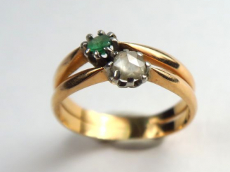 Vente aux enchères Bague en or ornée d’un diamant taillé en rose et d’une émeraude.  Poid