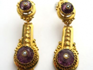 Vente aux enchères Pendants d'oreilles Napoléon III en or, pierres violettes et perles. P