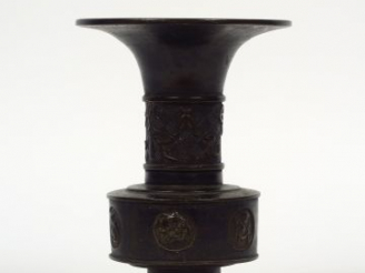 Vente aux enchères Vase en bronze à col pavillonné. Japon vers 1900.  H. 19 cm