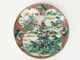 Vente aux enchères Lot comprenant : un grand plat en porcelaine polychrome d'Imari décor 