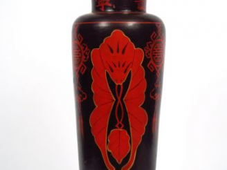 Vente aux enchères Vase en laque à décor rouge et brun de chauve souris et emblème de lon