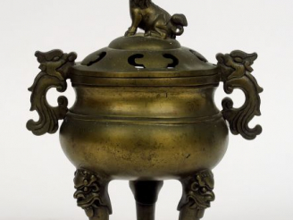 Vente aux enchères Brûle-parfum tripode orné de dragons formant anses et d'un lion forman