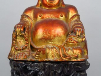 Vente aux enchères Statuette en bronze laqué et doré à la feuille de bronze représenant l