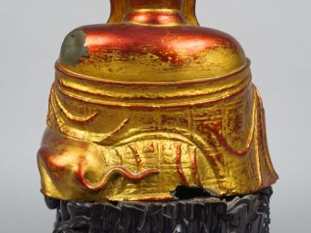 Statuette en bronze laqué et doré à la feuille de bronze représenant l