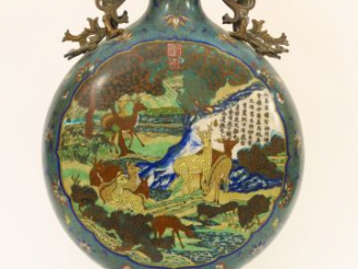 Vente aux enchères Importante gourde en bronze et émaux cloisonnés, le décor double face 