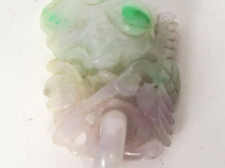 Vente aux enchères Pendentif en jadéite translucide blanche nuancée de mauve et de vert, 