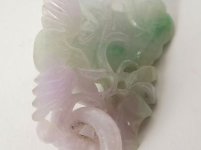 Pendentif en jadéite translucide blanche nuancée de mauve et de vert, 