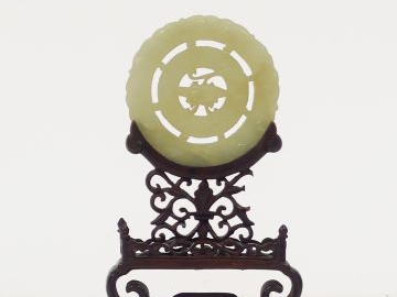 Pendentif en jade céladon reprenant la forme d'une fleur de lotus, mot