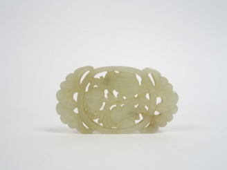 Vente aux enchères Pendentif en jade céladon sculpté de deux chauve-souris entourant troi