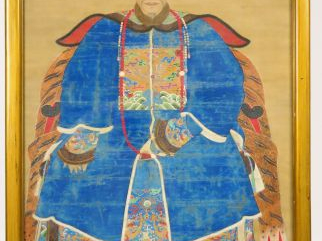 Vente aux enchères Peinture encre et couleurs sur soie représentant un dignitaire assis e