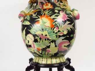Vente aux enchères Grand vase en porcelaine polychrome de Chine vers 1900, à décor de fle