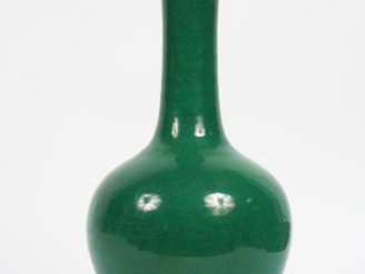 Vente aux enchères Vase Tianqiuping en porcelaine émaillée et craquelée verte. Chine débu