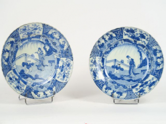 Vente aux enchères 2 assiettes en porcelaine blanc bleu sous couverte à décor de jeux d'e