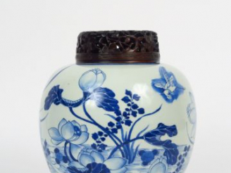 Vente aux enchères Pot à gingembre en porcelaine blanc bleu à décor d'échassier, de marti