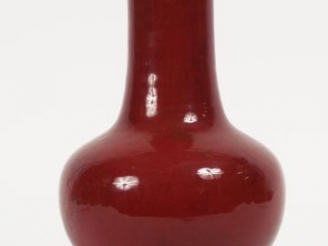 Vente aux enchères Vase bouteille à long col en porcelaine et émail sang de boeuf. Chine 