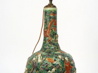 Vente aux enchères Vase bouteille à long col en porcelaine de style famille verte, décor 