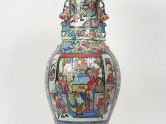 Vente aux enchères Grand vase de forme balustre en porcelaine famille rose, décor de scèn