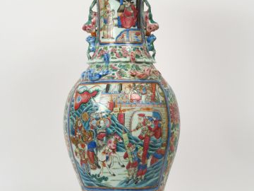 Grand vase de forme balustre en porcelaine famille rose, décor de scèn