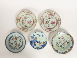 Vente aux enchères Paire d'assiettes en porcelaine de Commande, famille rose, à décor de 