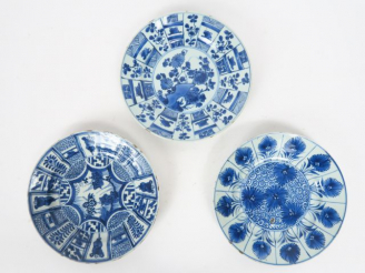Vente aux enchères Ensemble de trois assiettes en porcelaine bleu blanc, décor de composi