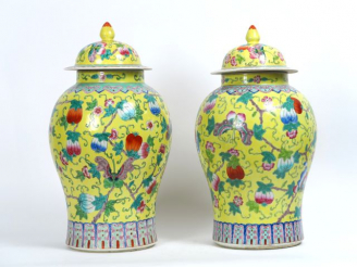 Vente aux enchères Paire de vases couvers en porcelaine de style famille rose, décor de p