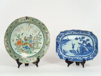 Vente aux enchères Lot comprenant : un plat rectangulaire à bords polylobés en porcelaine