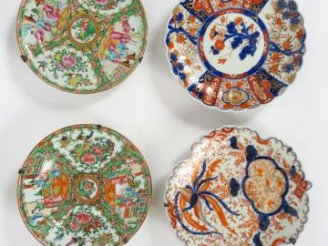 Vente aux enchères Lot comprenant deux assiettes en Canton et une assiette en Imari et un