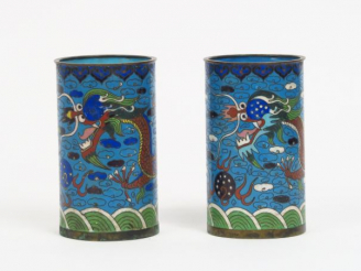 Vente aux enchères Paire de petits vases en émaux cloisonnés sur cuivre décor polychrome 