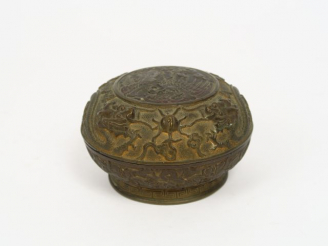Vente aux enchères Boite couverte en bronze ciselé décor d'un phoénix en médaillon centra