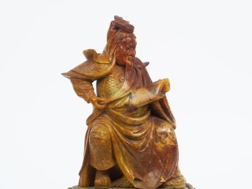 Groupe en stéatite représentant la divinité Gandi. Chine XXème.  H. 26