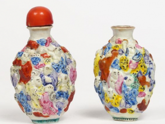 Vente aux enchères Deux flacons tabatières en porcelaine, famille rose, décor moulé des 1