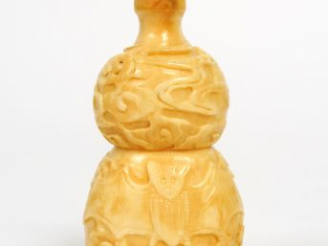 Vente aux enchères Un flacon tabatière de forme double gourde en bec de calao, sculpté de