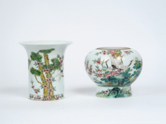 Vente aux enchères Lot de deux vases en porcelaine et présentoir en porcelaine famille ro