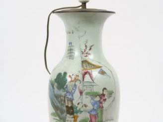 Vente aux enchères Vase balustre en porcelaine famille rose, monté en lampe , à décor d'u