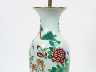 Vente aux enchères Vase balustre en porcelaine et émail polychrome à décor d'échassiers e