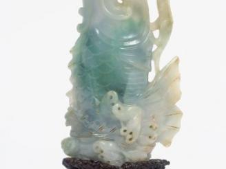 Vente aux enchères Vase en jadéite prenant la forme d'un dragon émergant des flots. Chine