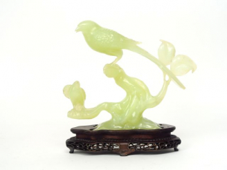 Vente aux enchères Groupe en serpentine 'oiseaux branchés sur une souche'.  H. 18 cm