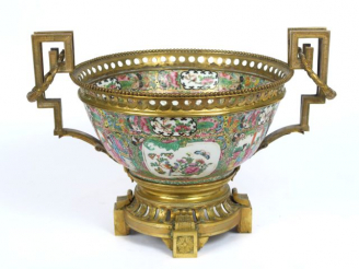 Vente aux enchères Coupe en porcelaine de Canton monture en bronze européen.  H. 31 cm