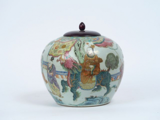Vente aux enchères Pot à gingembre en porcelaine émaux famille rose, décor de chauve sour
